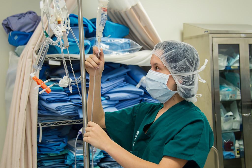 一个外科学生正在准备静脉注射 