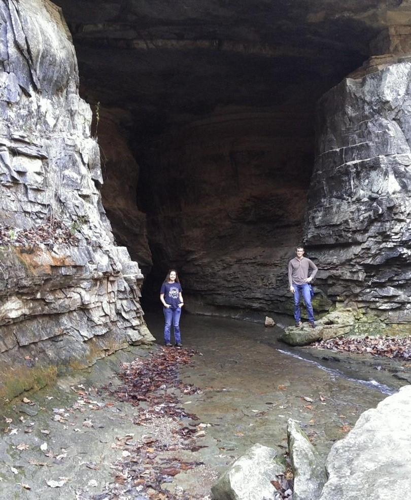 两个学生在洞穴入口附近摆姿势