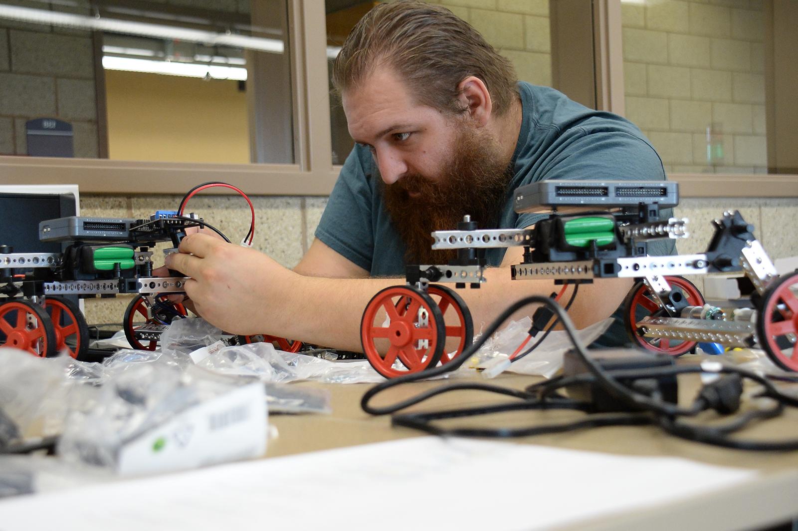 一个工程专业的学生正在组装遥控车